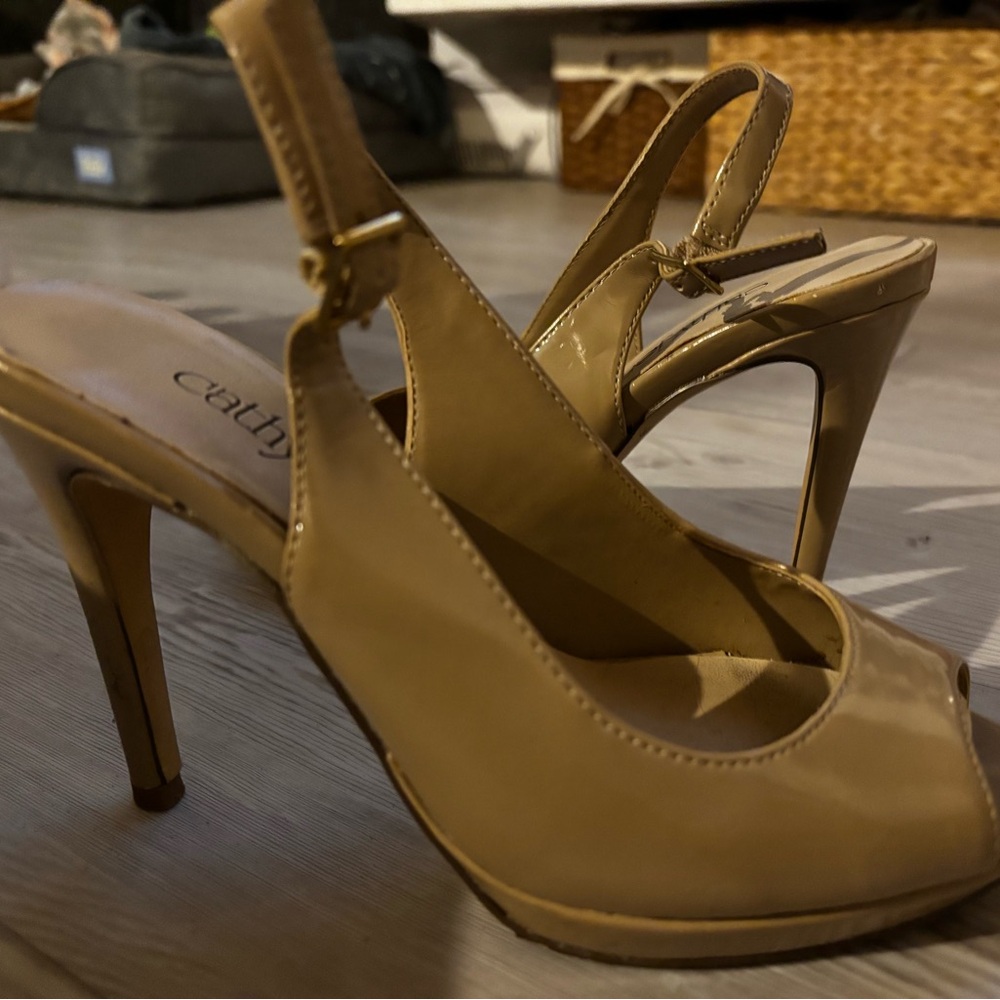 Cathy Jean sling back patent heels size 5. Tan color. In good condition